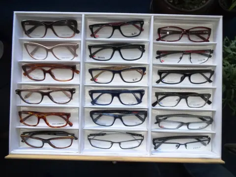 Tri poslužavnika sa okvirima za naočare — Ray-Ban, Boss, Dolce & Gabbana, Police i Gucci